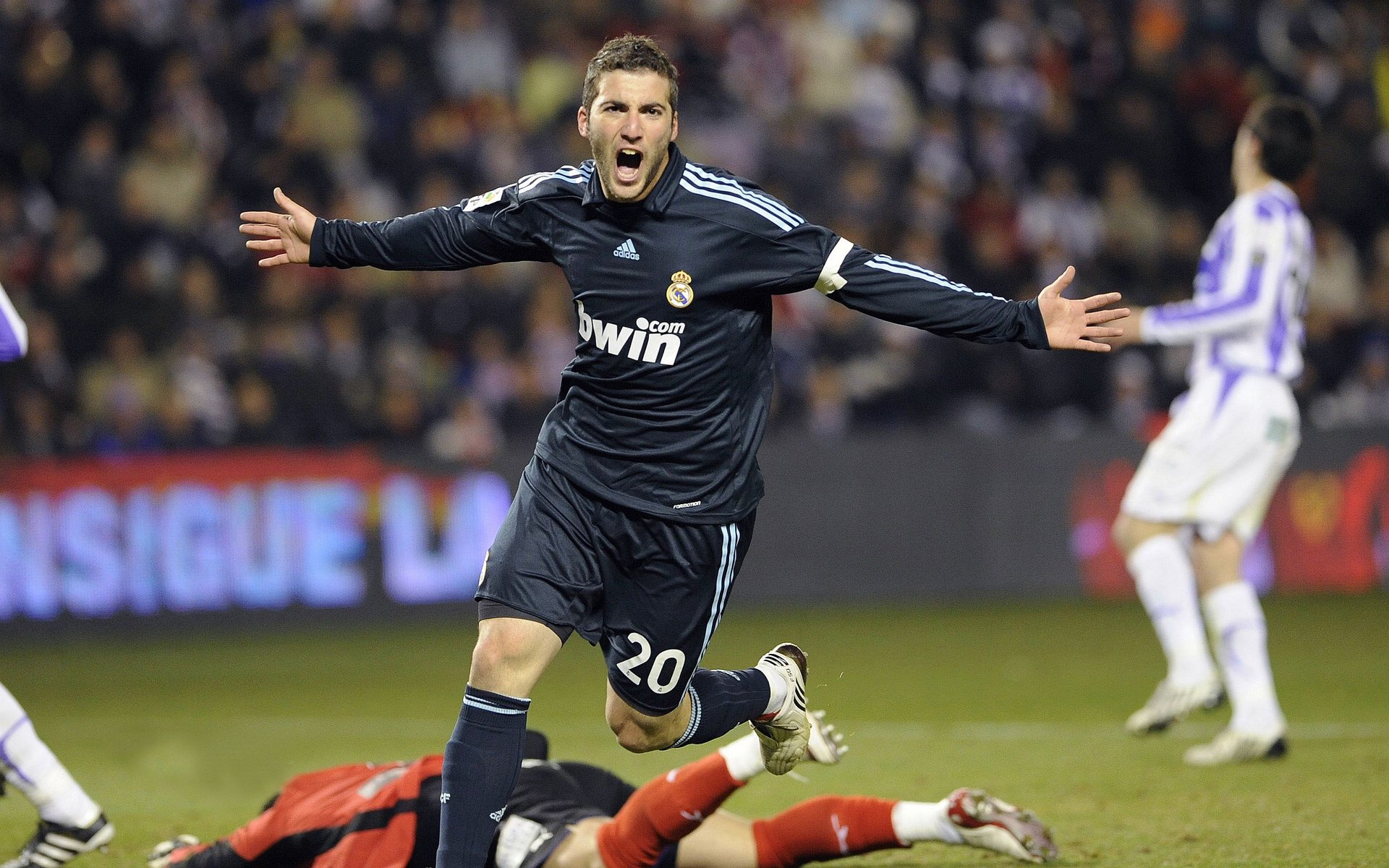 FBsports-马竞铁血横扫比利时，梅西破纪录再书传奇